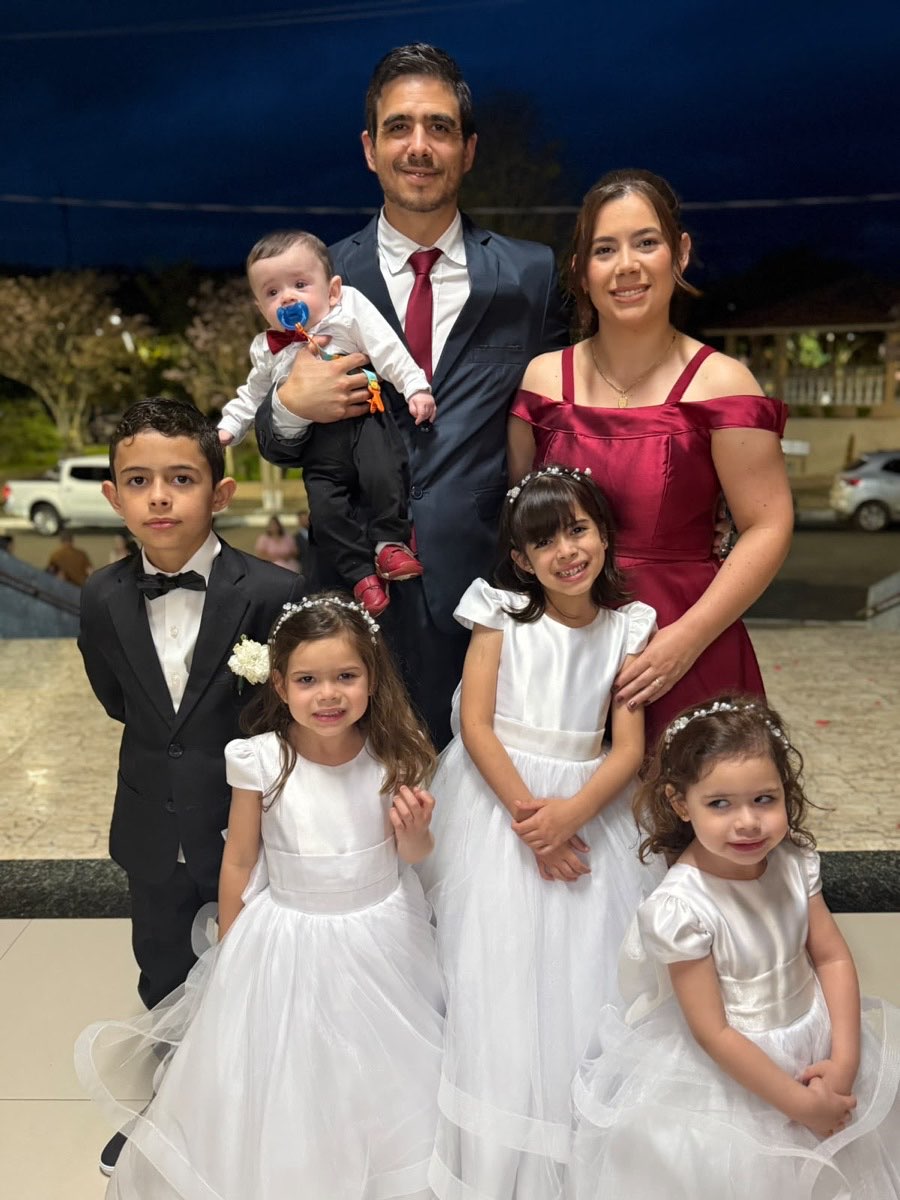 A família que criou o Vida Aberta: o casal com os cinco filhos, todos vestidos de festa